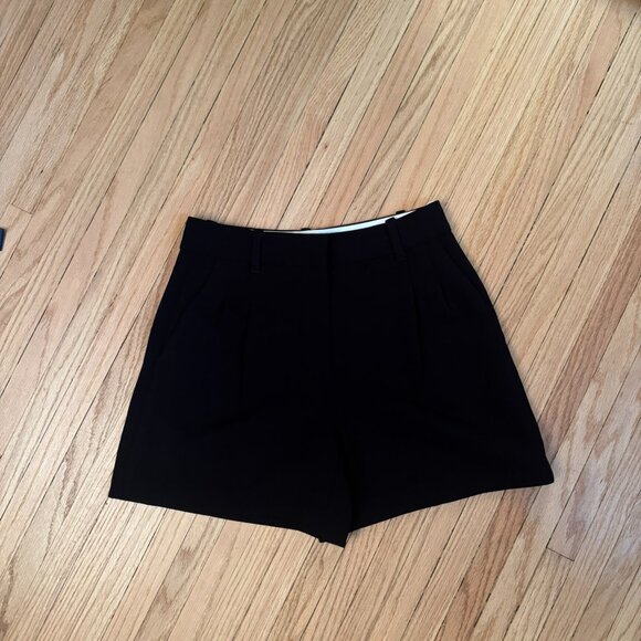 Aritzia Effortless Shorts - Picture 1 of 4